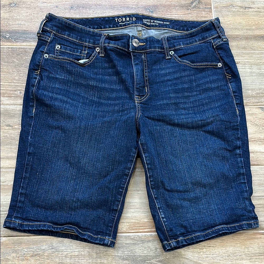 Torrid Perfect Bermuda 10” Shorts Size 14